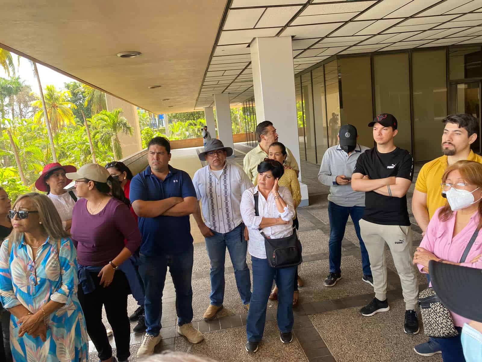 Víctimas del fraude de Inverplux se manifestaron en Palacio de Gobierno en la ciudad de Culiacán. |FOTO: Diana Cruz.