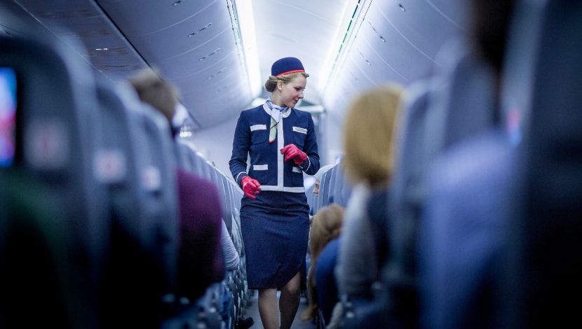 El salario de un sobrecargo se acerca a los 20,000 pesos mensuales. FOTO: Internet