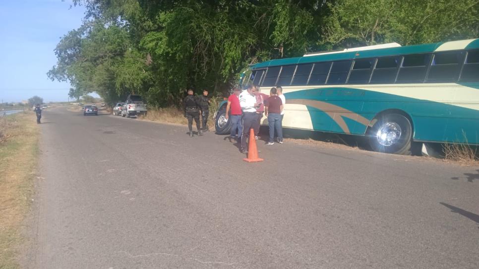 Camión foráneo casi vuelca por esquivar a un borracho en Ahome