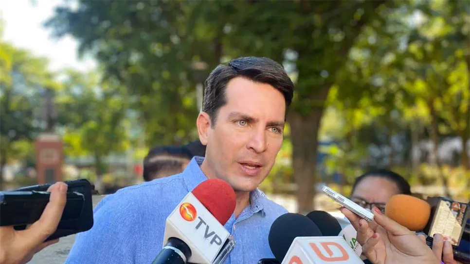 Javier Gaxiola Coppel compadeciendo ante los medios. FOTO: Luz Noticias