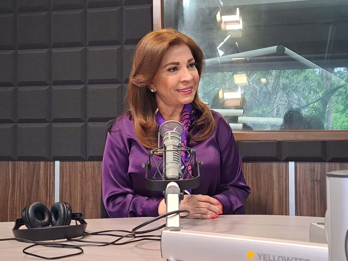 Gloria Himelda Félix en el estudio de Luz Noticias. FOTO: Luz Noticias