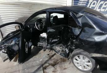 Choca contra camioneta y local comercial: queda herida, en Culiacán