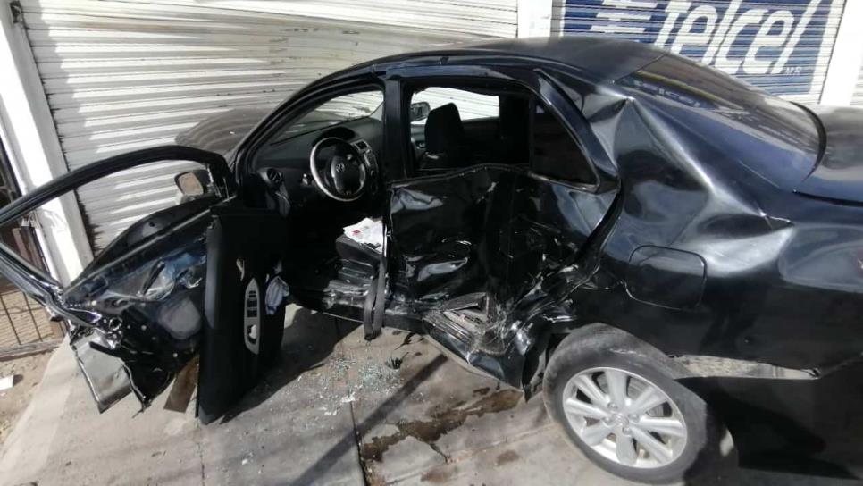 Choca contra camioneta y local comercial: queda herida, en Culiacán