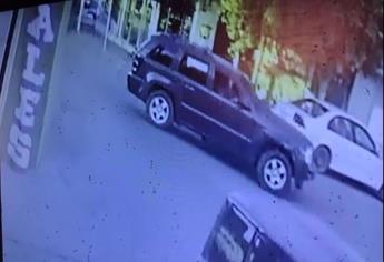 Mujer embiste a pareja en su motoneta y huye en Los Mochis, la buscan