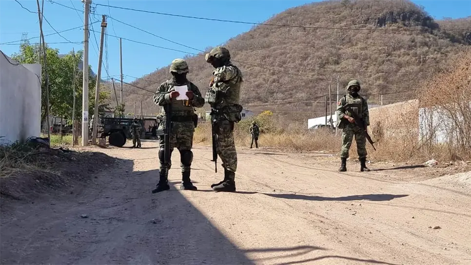 Ejército y Guardia Nacional mantienen sitiada la colonia Ampliación El Barrio, en Culiacán. | FOTO: Luz Noticias.