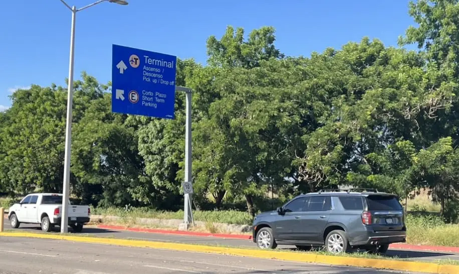 Si manejas con una sola mano, eres merecedor de una multa en Sinaloa.| FOTO: Temática.