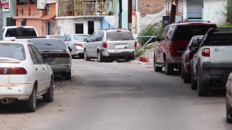 Carros bloquean paso en calles de Topolobampo, habitantes exigen intervención de tránsito