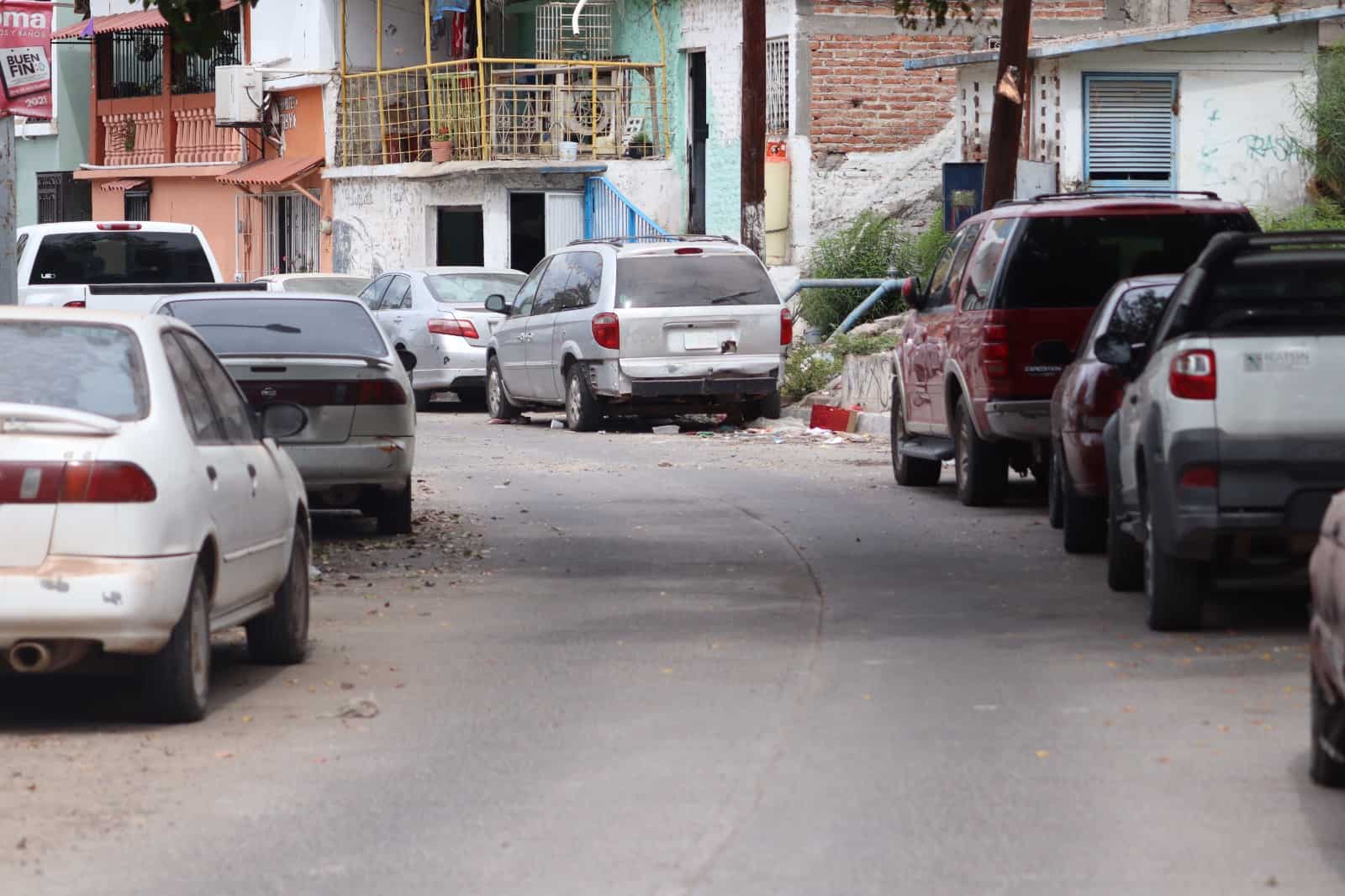 Carros bloquean paso en calles de Topolobampo. | FOTO: Martín Ruiz.