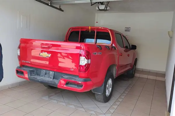 Recuperan camioneta con reporte de robo en un motel de Culiacán