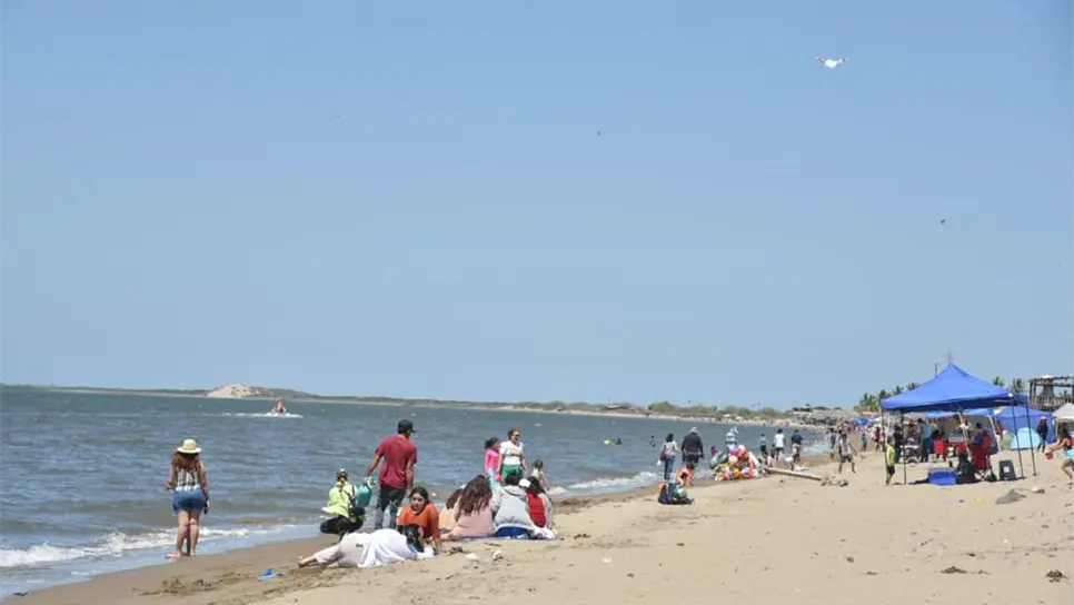 Sinaloenses disfrutan de las playas de El Maviri. | FOTO: Cortesía.