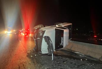 Choca y termina montado en el muro de la México 15, en Juan José Ríos