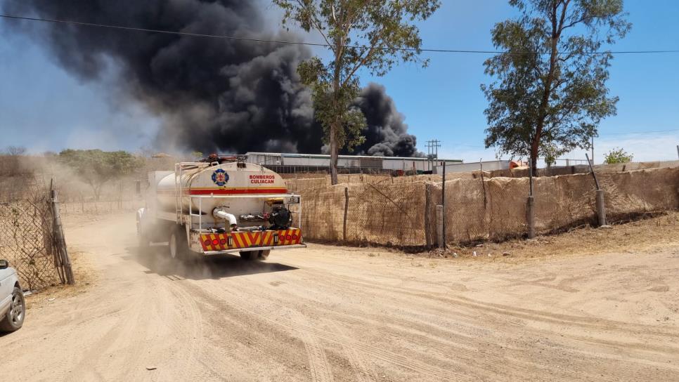 Incendio en recicladora moviliza a los grupos de auxilio