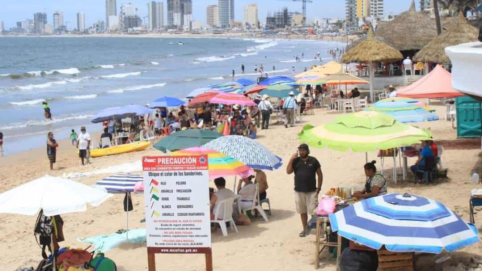Más de 60 mil personas abarrotan playas de Mazatlán