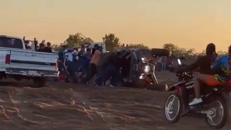 Razer vuelca y le cae encima a mujer en una playa al sur de Culiacán. | FOTO: Luz Noticias.