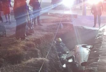 Conductor queda atrapado en zanja del Tres Ríos