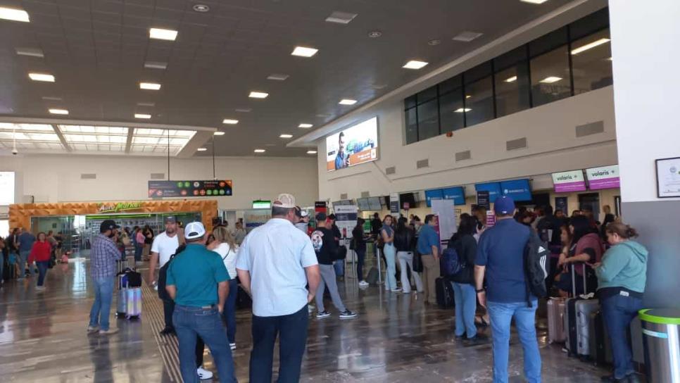 Sin dinero y comida, pasajeros de Volaris se quedan varados en Los Mochis