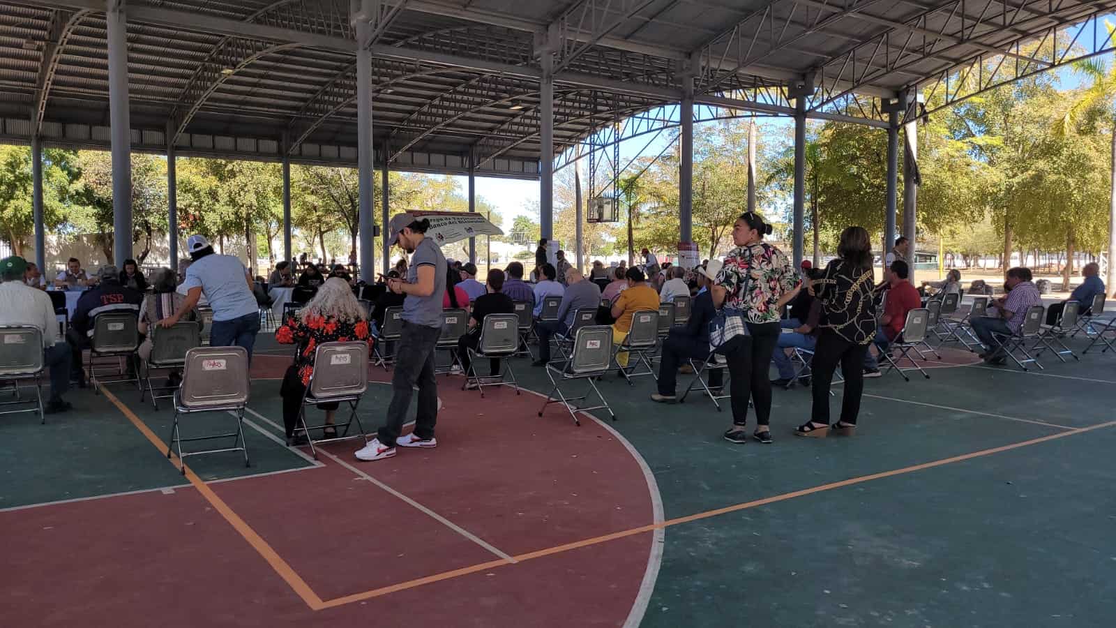 Miles de ahomenses reciben por primera vez la tarjeta de los 65 y más. | FOTO: Osmar Zavala.