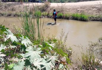 Hallan auto sumergido en canal de Navolato; buscan a su tripulante