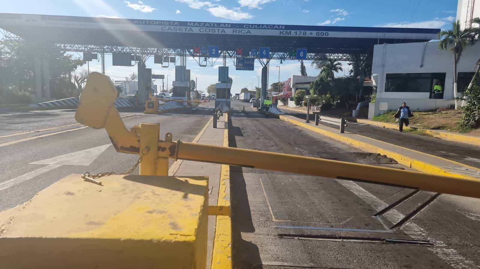 Se voltea una pipa de combustible y cierran la caseta de Costa Rica. |FOTO: Luis Ramírez.