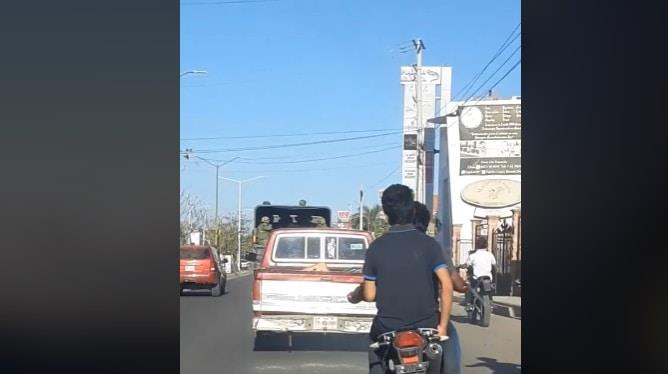 Así este grupo de punteros «persiguió» a un convoy militar en Culiacán: | VIDEO