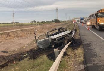 Completamente calcinado termina un vehículo tras chocar en Juan José Ríos, Guasave