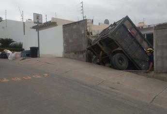 Camioneta termina dentro de un domicilio en Culiacán tras botarse en cambio.