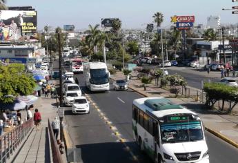 Aparecen los primeros delimitadores viales para el carril exclusivo en Mazatlán