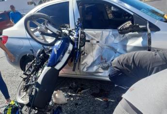 Motociclista termina herido de gravedad tras chocar contra un automóvil en Mazatlán