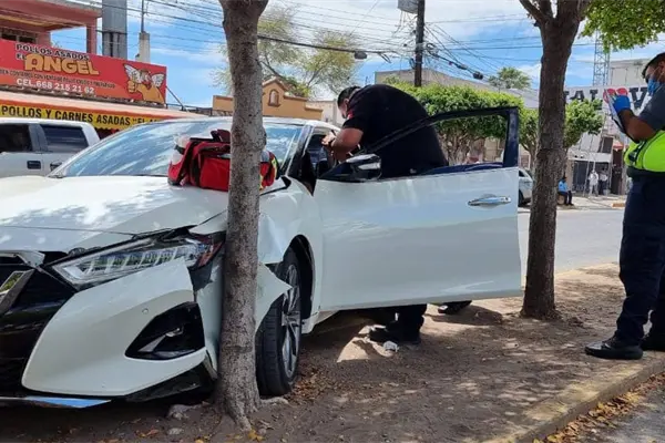 Joven pierde el conocimiento mientras conducía y se impacta contra un árbol en Los Mochis Joven pierde el conocimiento mientras conducía y se impacta contra un árbol en Los Mochis