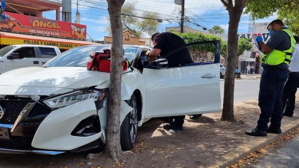 Joven pierde el conocimiento mientras conducía y se impacta contra un árbol en Los Mochis