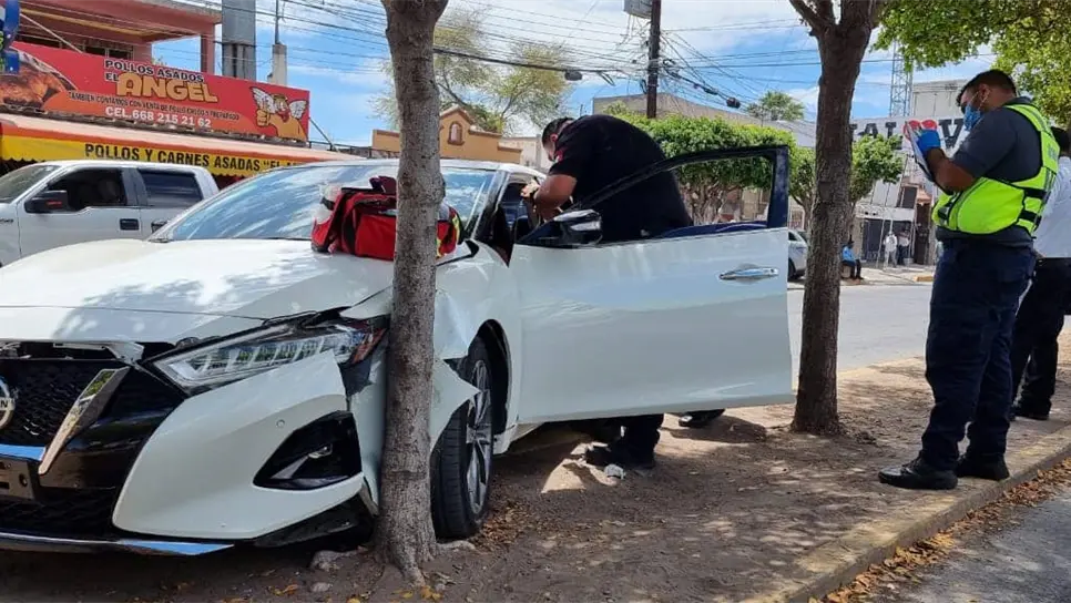 Joven pierde el conocimiento mientras conducía y impactado contra un árbol en Los Mochis . | FOTO: Ernesto Torres.
