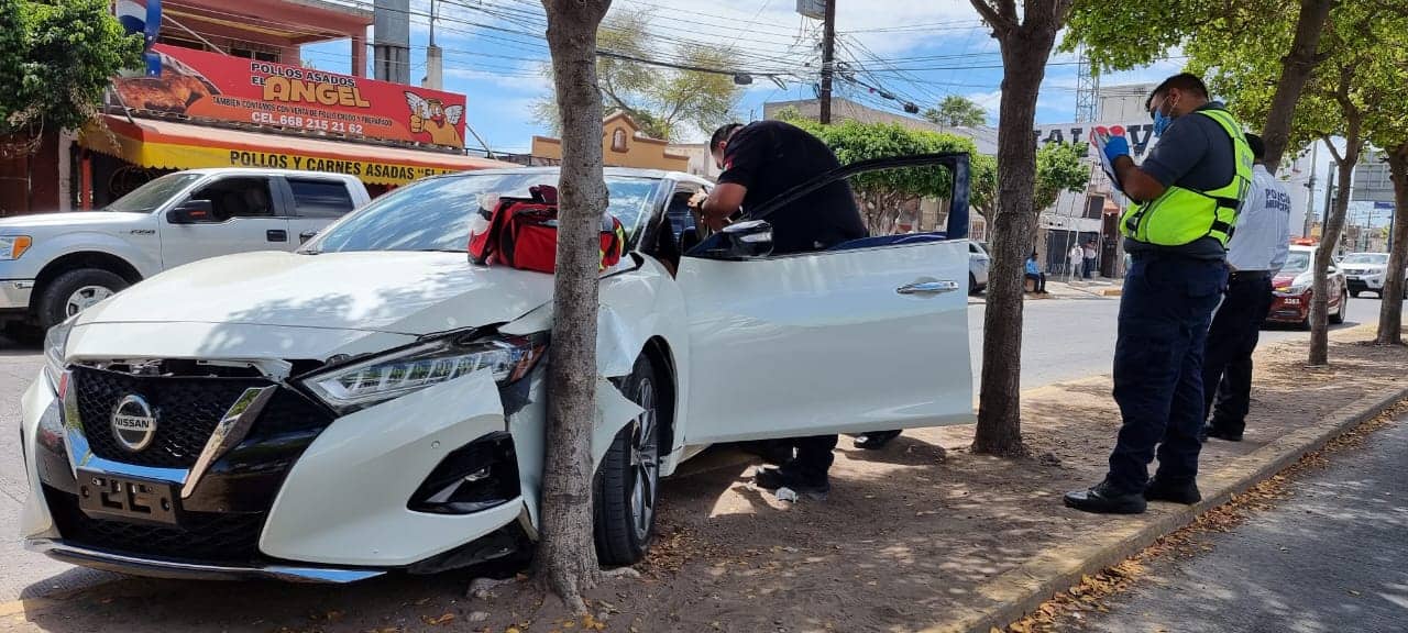  Joven pierde el conocimiento mientras conducía y se impacta contra un árbol  en Los Mochis | Luz Noticias