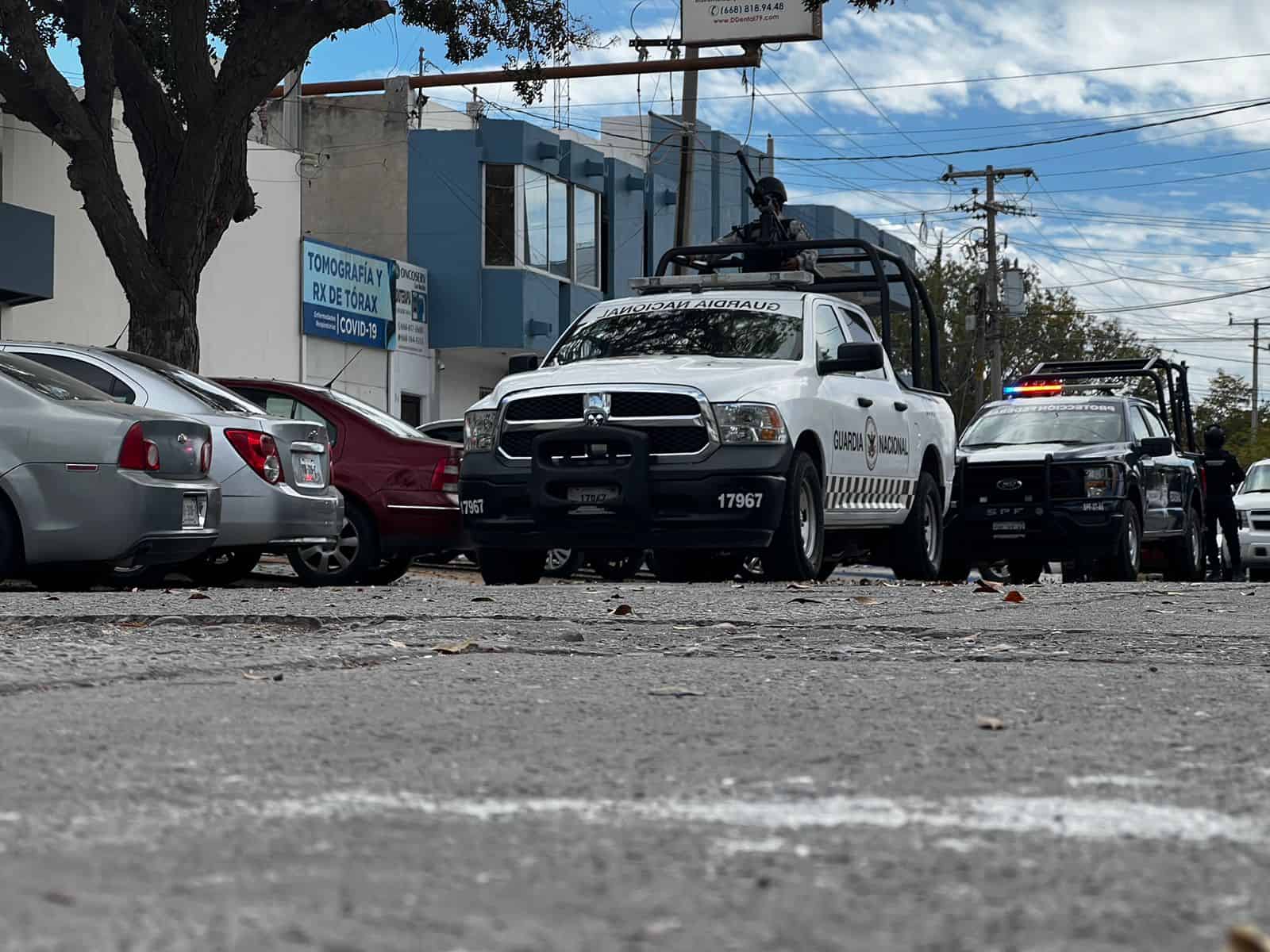 Fuerzas federales sitian hospital Fátima en Los Mochis. | FOTO: Ernesto Torres.