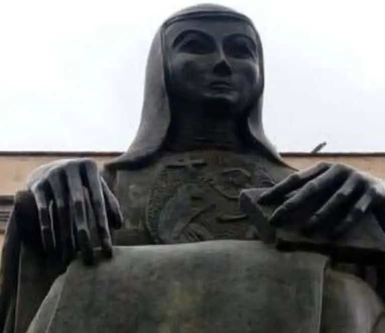 La estatua de Sor Juana, sonríe y se mueve, según en la Ciudad de México. | FOTO: Internet.