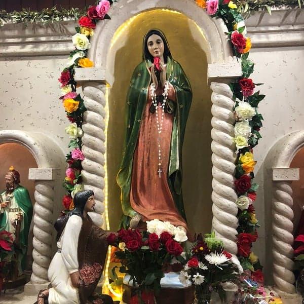¡Sin miedo a nada! Sujeto roba la Virgen de Guadalupe de un altar: | VIDEO