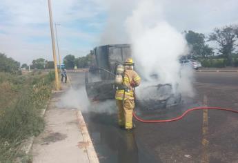 Se quema camioneta cargada con huevos en la México 15, cerca de la caseta de Cuatro Caminos