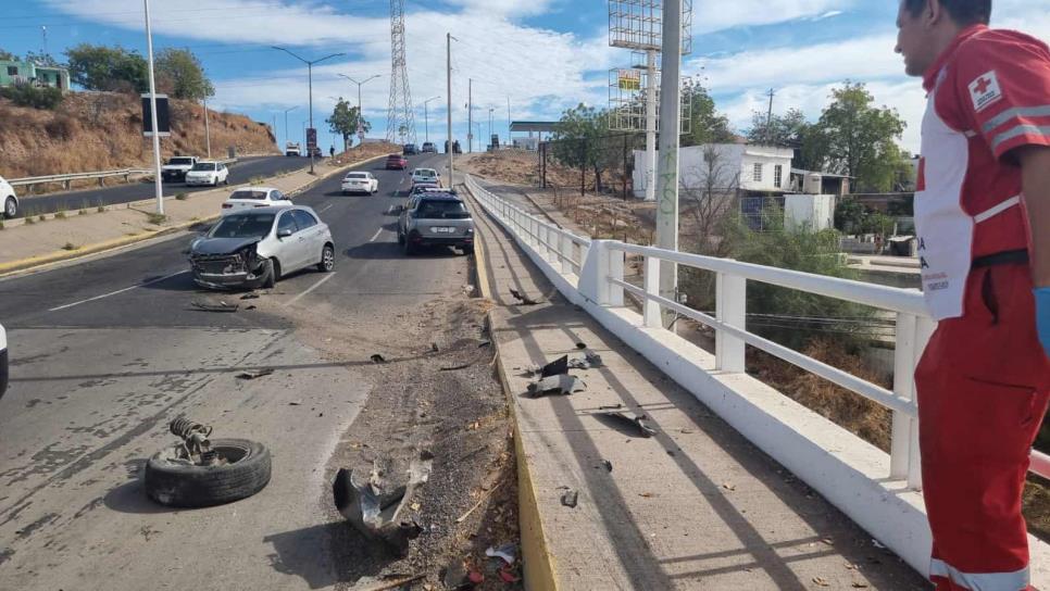 Conductor se salva de caer del puente tras choque cerca de La Primavera