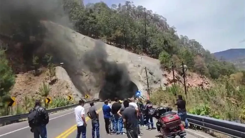 Cierran la autopista Mazatlán - Durango; se quema vehículo. | FOTO: Dilan Gómez.