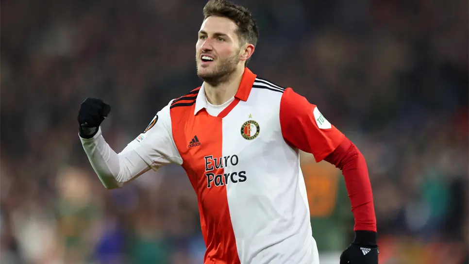 Santiago Giménez la está rompiendo en su primer año en Europa. FOTO: Internet