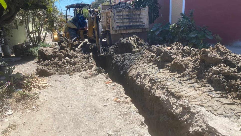 Calle de Mazatlán se hunde 3 metros por drenaje colapsado; Jumapam la repara