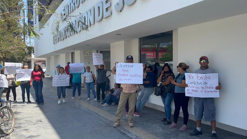 Precaristas piden se liberen a detenidos en la Mochis - Topo