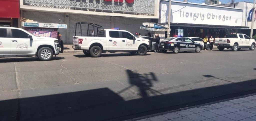 Colapsa techo de una tienda en el Centro de Los Mochis