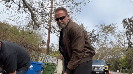 Arnold Schwarzenegger toma la iniciativa y repara bache en su barrio | VIDEO