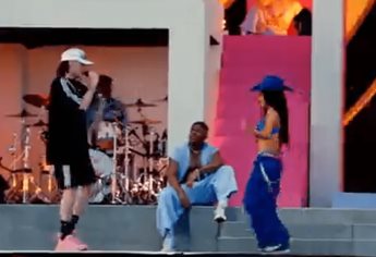 Peso Pluma canta con Becky G en Coachella