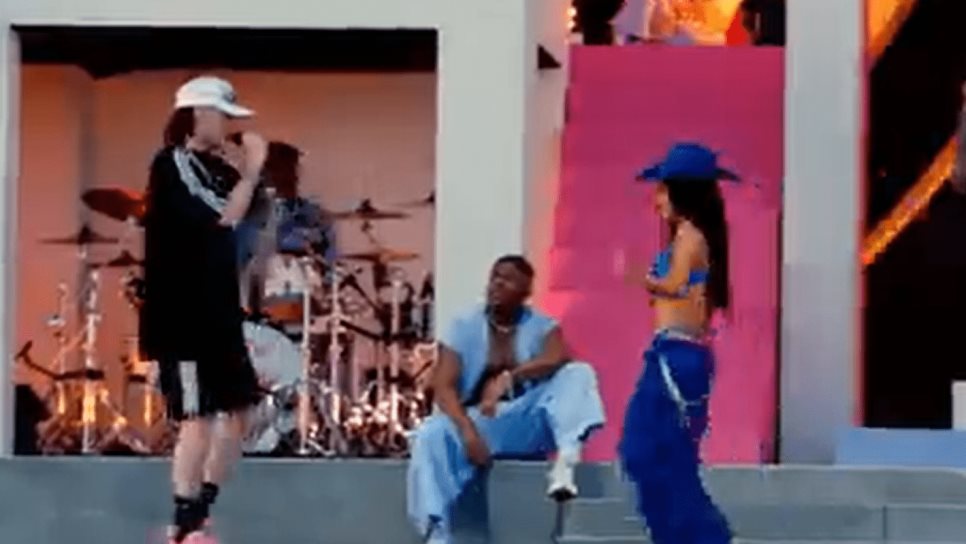 Peso Pluma canta con Becky G en Coachella