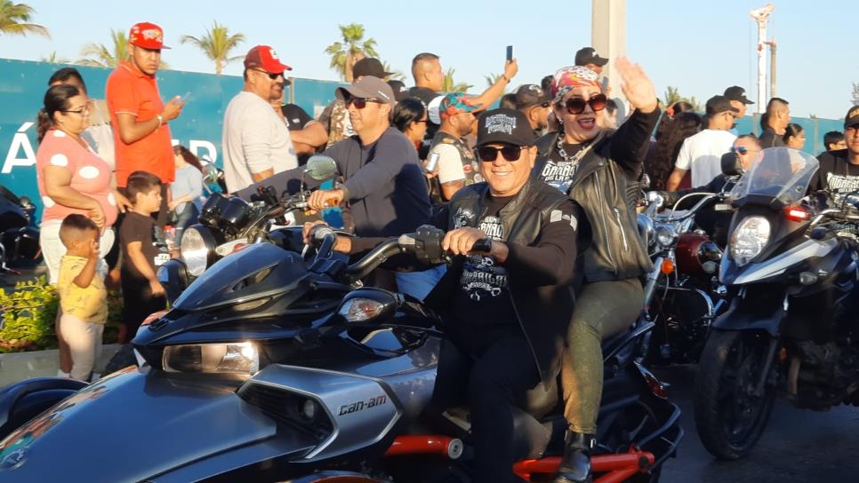Alcalde de Mazatlán encabeza desfile de «bikers» en el Malecón de la Perla del Pacífico