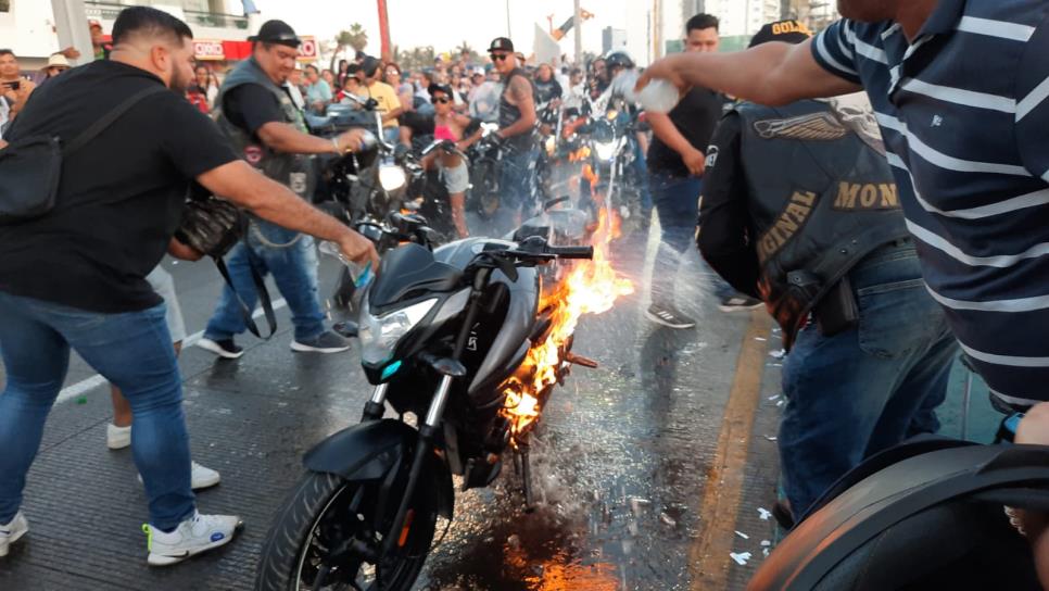 En pleno desfile de «bikers», se incendia motocicleta en el Malecón de Mazatlán
