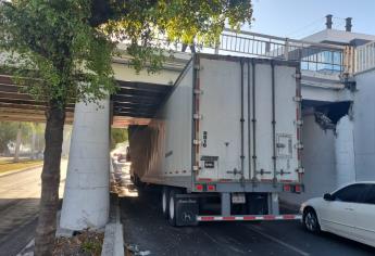 Tráiler se atora en puente de Culiacán