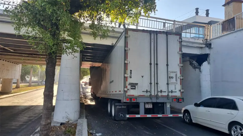 Tráiler se atora en puente de Culiacán