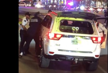Tránsitos golpean a turistas y los bajan de camioneta, en Mazatlán; aseguran que no hubo agresión